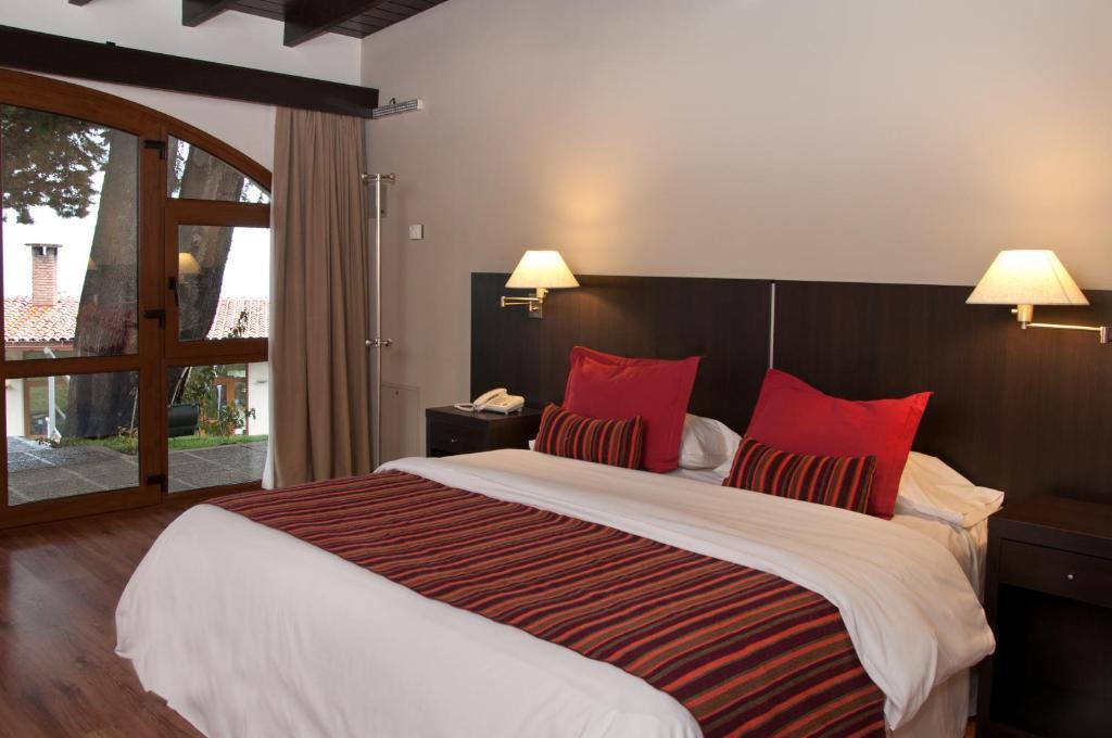 Monasterio Hotel Boutique San Carlos de Bariloche Ruang foto